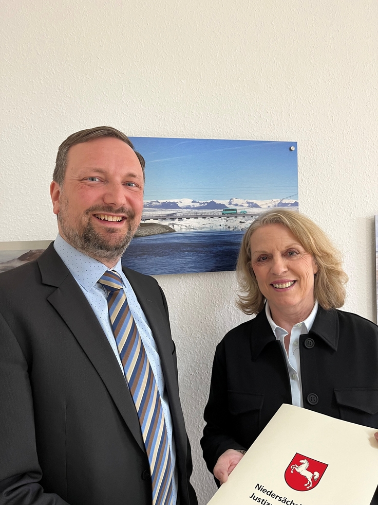 Die Präsidentin des VG Hoeft überreicht Herrn Dr. Finger seine Ernennungsurkunde